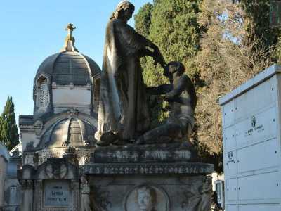 Il sarcofago dedicato a Giuseppe Cencini, opera dello scultore Raffaello Romanelli. La base della tomba � decorata da quattro angeli in preghiera, uno per ogni lato, al centro invece il si trova medaglione con il ritratto del defunto. Sopra invece si staglia un'imponente scultura che raffigura un uomo quasi completamente nudo inginocchiato davanti a Cristo
(foto di Capriati Cassandra)